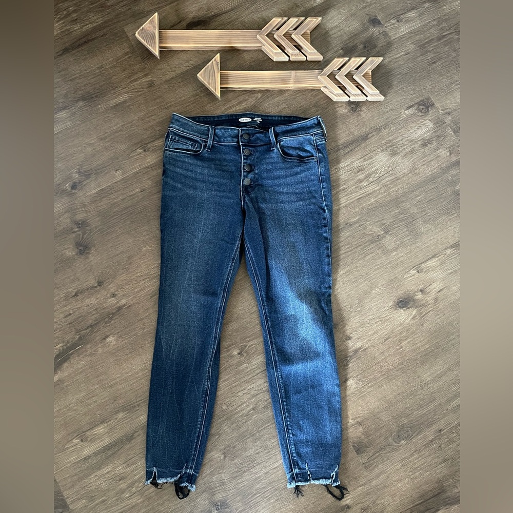 Old Navy size 8, mid rise, skinny, ankle jeans.